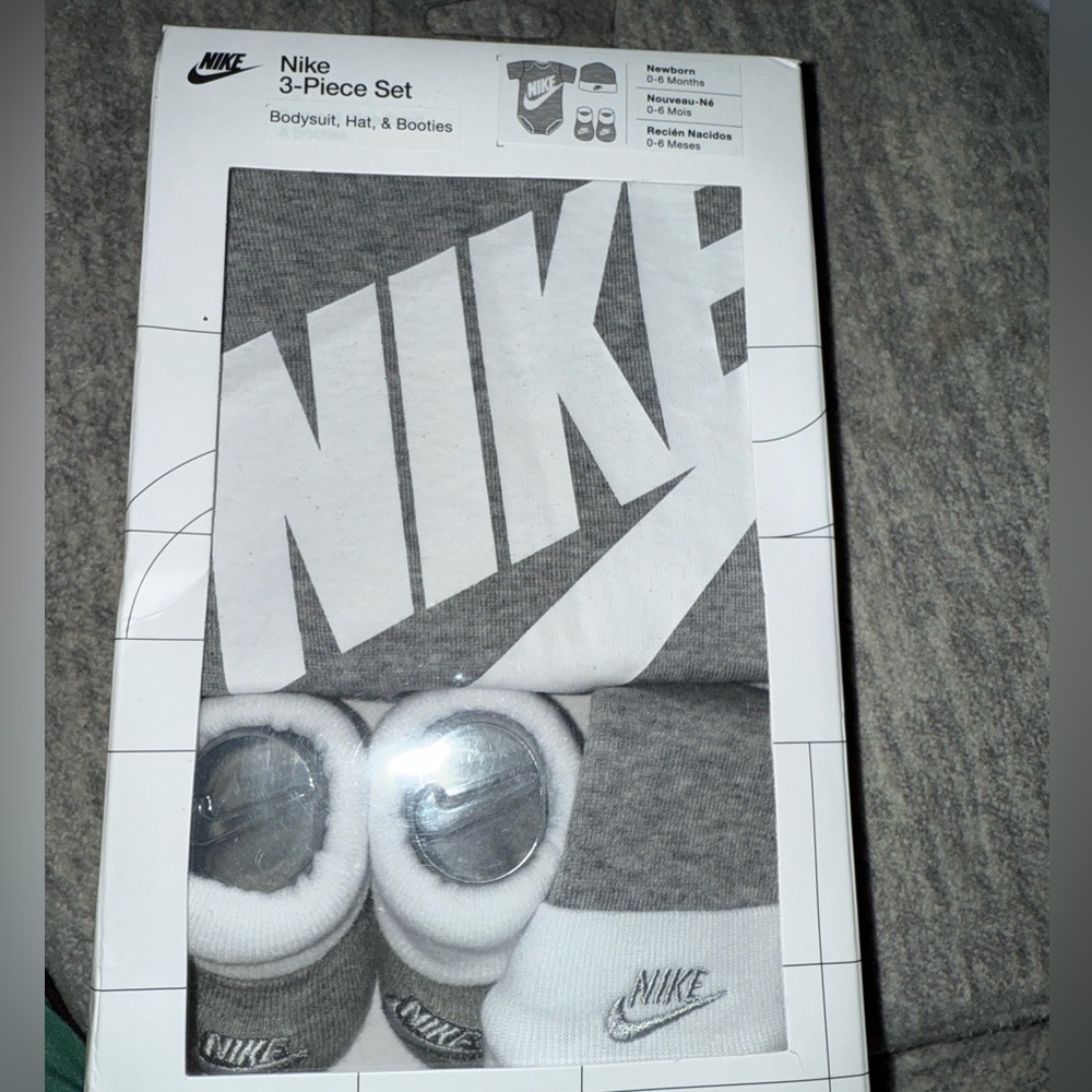 Nike Infant 0-6 months set
